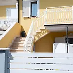 Villino A Schiera Con Ingresso Indipendente Con Balcone E Piccola Corte Esterna Con Doccia A Due Passi Dal Mare *