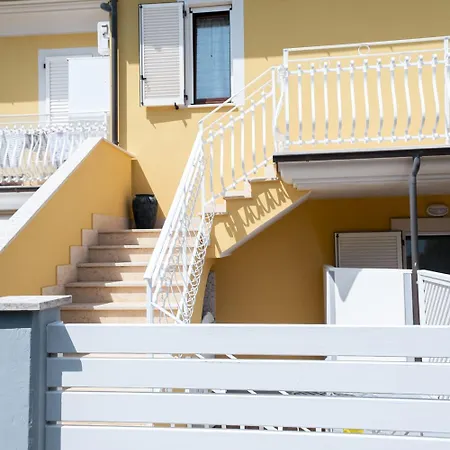 Villino A Schiera Con Ingresso Indipendente Con Balcone E Piccola Corte Esterna Con Doccia A Due Passi Dal Mare *