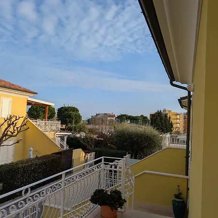 Villino A Schiera Con Ingresso Indipendente Con Balcone E Piccola Corte Esterna Con Doccia A Due Passi Dal Mare * Marcelli