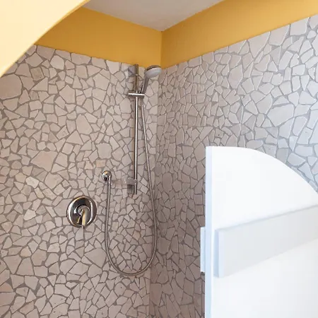 Villino A Schiera Con Ingresso Indipendente Con Balcone E Piccola Corte Esterna Con Doccia A Due Passi Dal Mare *