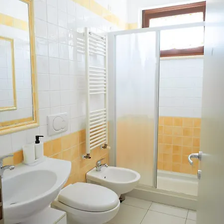 Villino A Schiera Con Ingresso Indipendente Con Balcone E Piccola Corte Esterna Con Doccia A Due Passi Dal Mare * Marcelli